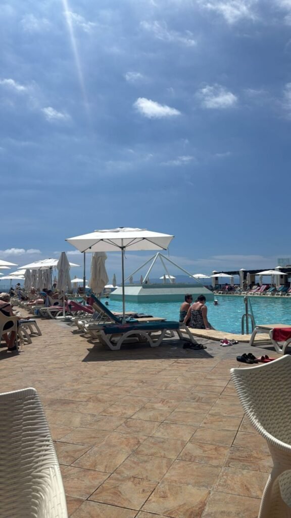 image of poolside